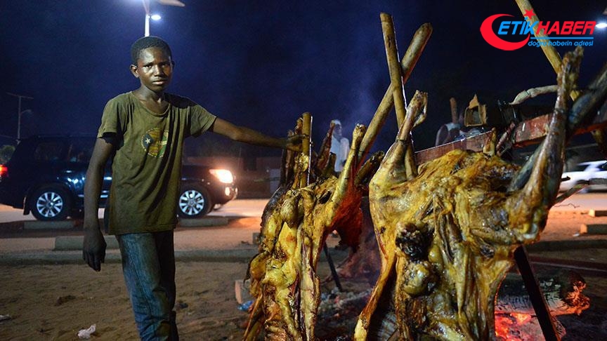 Nijerliler kurban etini pişirip dağıtıyor