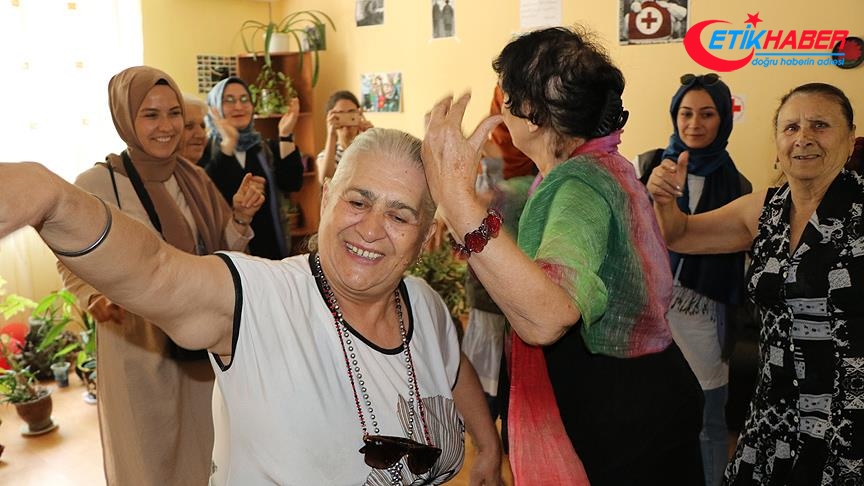 Türk gönüllüler Gürcistan'da yaşlıların yüzünü güldürdü
