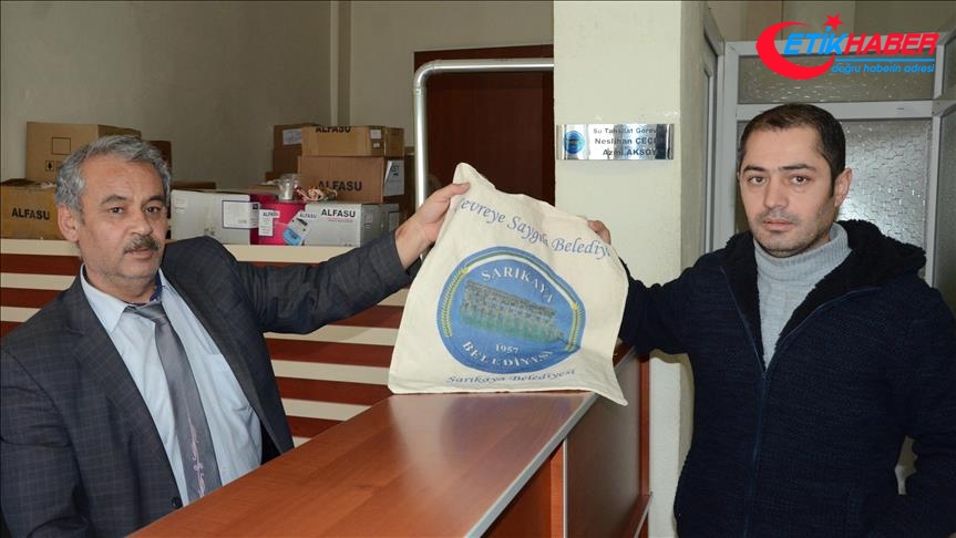 Belediye poşet kullanımını önlemek için 8 bin bez çanta yaptırdı