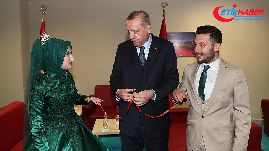 Cumhurbaşkanı Erdoğan Kocaeli'nde bir çiftin nişan yüzüklerini taktı