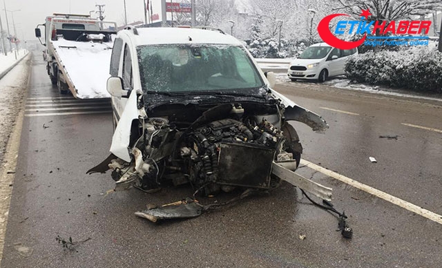 Hafif ticari araç ağaca çarptı; sürücü ile eşi yaralı