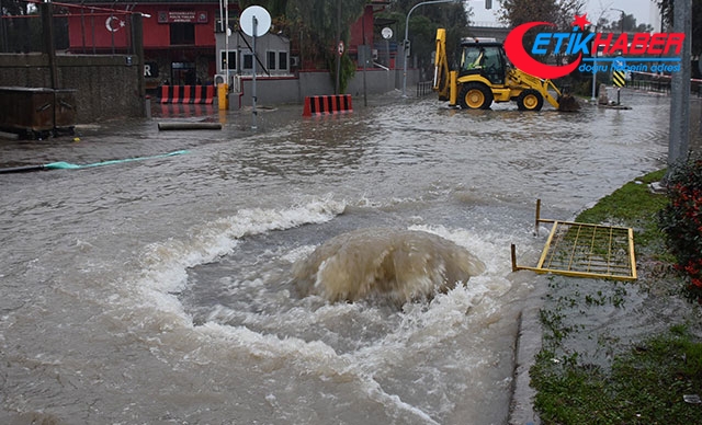 İzmir'de sağanak yağış hayatı felç etti