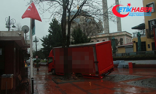 Ortaköy'de kamyon yoldaki çukura düştü