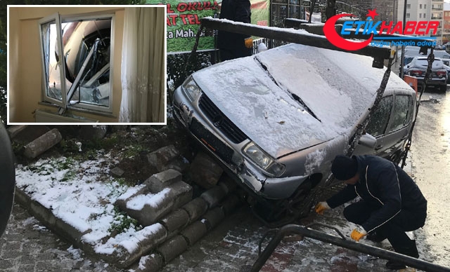 Pendik'te cadde buz pistine döndü; çok sayıda araç kaza yaptı