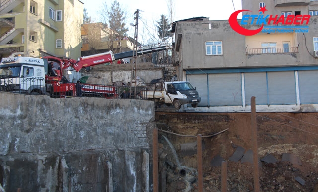 Şırnak'ta istinat duvarı çöktü; çevredeki binalar boşaltıldı