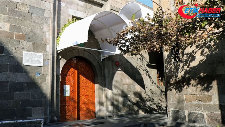 Kayseri'de Camii Kebir'in kapı üstlerine tente yapılması