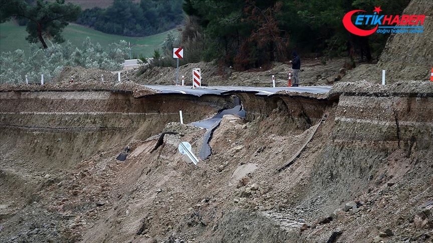 Adana'da sağanak nedeniyle yol çöktü