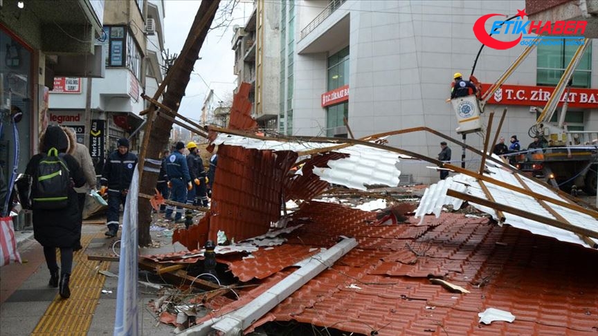 Çanakkale'de fırtına apartmanın çatısını uçurdu
