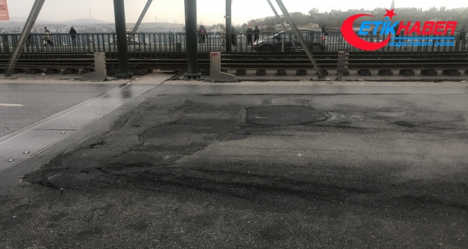 Galata Köprüsü'ndeki çukurlar sürücülere zor anlar yaşattı