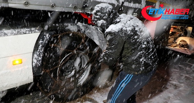 Kar yağışı ve tipi Kop Dağı Geçidi'nde ulaşımın aksamasına neden oldu