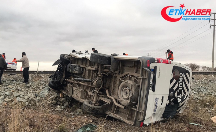 Aksaray'da işçi servisiyle otomobil çarpıştı: 16 yaralı