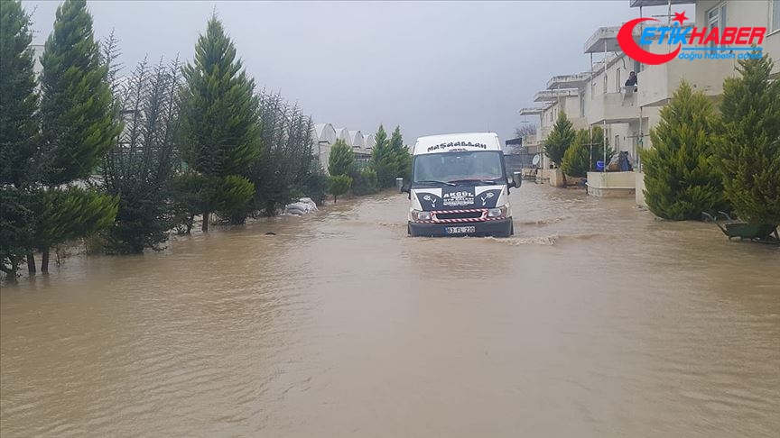 Antalya'da sağanak nedeniyle evlerinde mahsur kalan 40 kişi kurtarıldı
