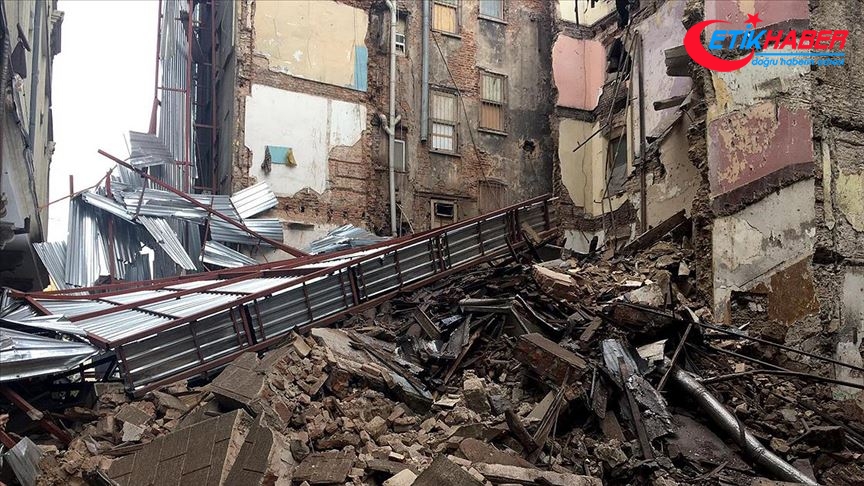 Beyoğlu'nda metruk bina yıkıldı