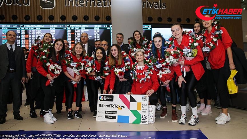Olimpiyat vizesi alan A Milli Kadın Voleybol Takımı, İstanbul'da coşkuyla karşılandı