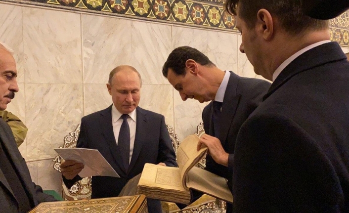 Putin, Emevi Camii’nde Kur’an-ı Kerim’i inceledi