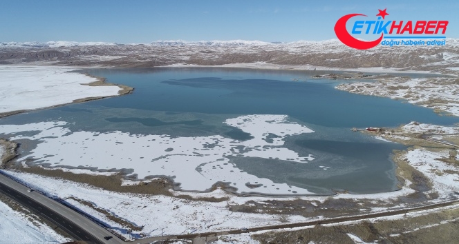 Sivas'ın en büyük gölü kısmen dondu