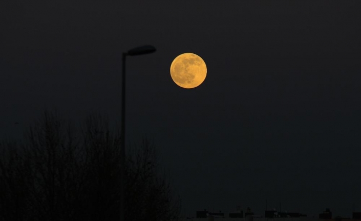 Yılın ilk ay tutulmasından önce dolunayın parlaklığı dikkat çekti