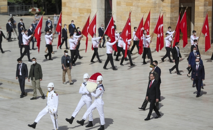 Bakan Kasapoğlu, Anıtkabir'de düzenlenen törene katıldı