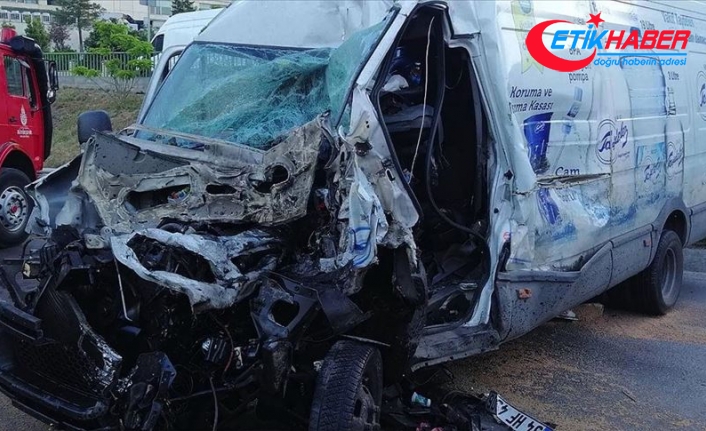 İstanbul'da panelvan ile kamyonetin çarpışması sonucu 5 kişi yaralandı