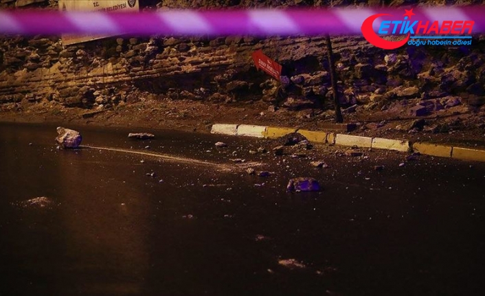 İstanbul'da surlardan kopan taşlar yola savruldu
