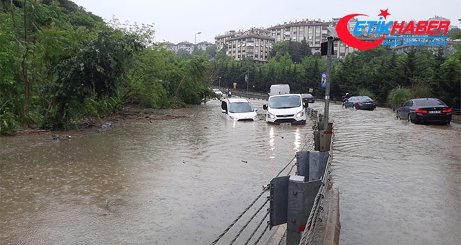 İstanbul'da göle dönen yolda araçlar mahsur kaldı