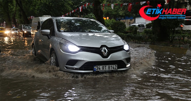 Sağanak yağışın vurduğu Kocaeli'de caddeleri su bastı