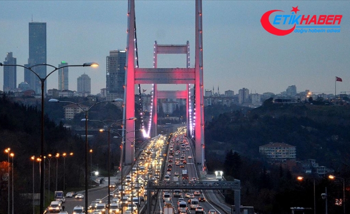 İstanbul'da sokağa çıkma kısıtlaması öncesi trafik yoğunluğu