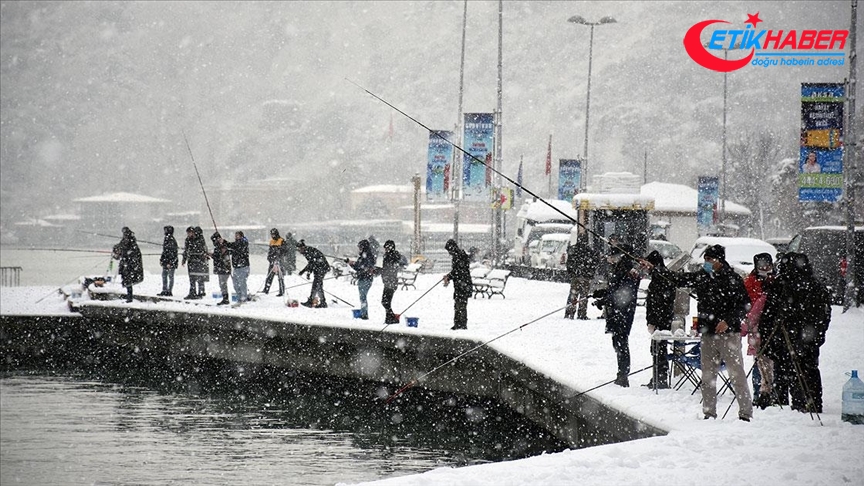 Balıkçılar kar yağışı altında İstanbul Boğazı'nda balık tutma keyfini yaşadı