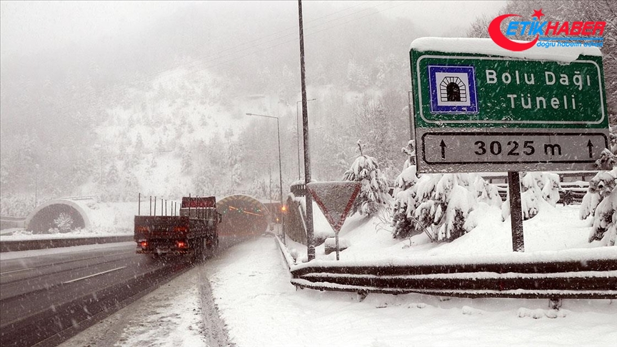 Bolu Dağı'nda yoğun kar yağışı etkisini sürdürüyor