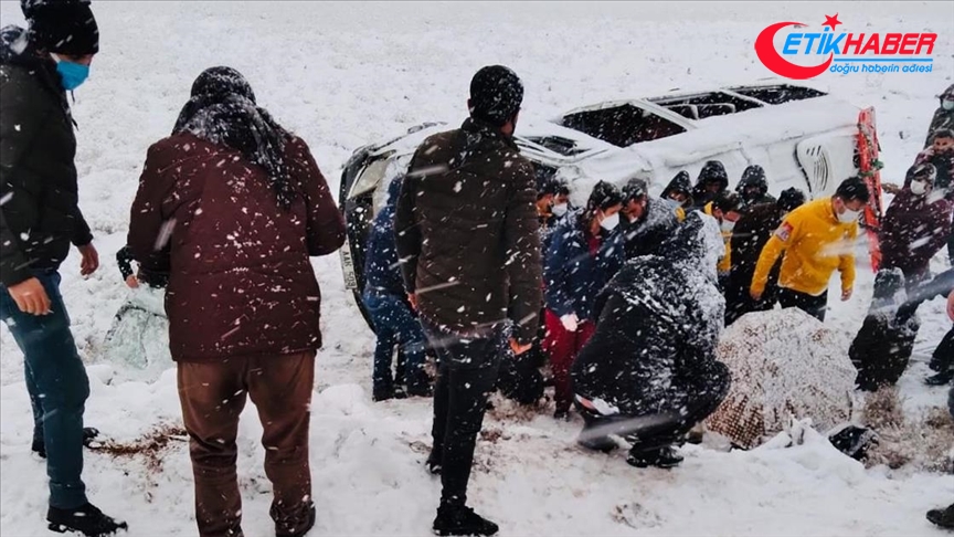 Diyarbakır'da devrilen iki minibüste 22 kişi yaralandı