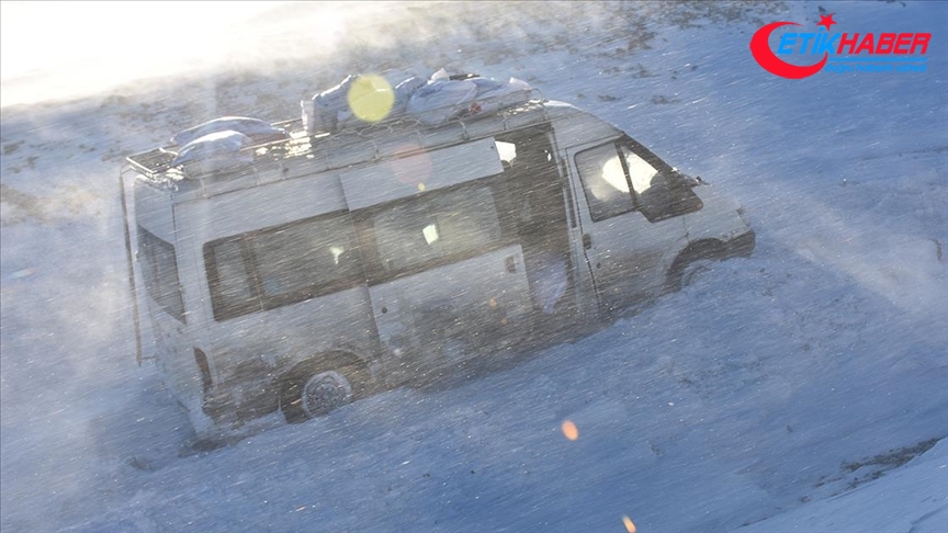 Kars'ta tipide mahsur kalan araçlardaki 30 kişi kurtarıldı