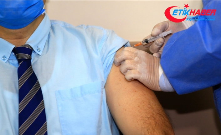 Kovid-19 aşısının uygulanmasına mücadelenin kahramanlarıyla başlanıyor