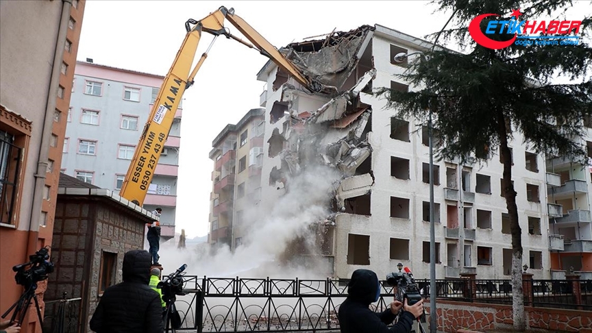 Rize'de 'Pisa Kuleleri' diye adlandırılan binaların da bulunduğu yapıların yıkımına başlandı