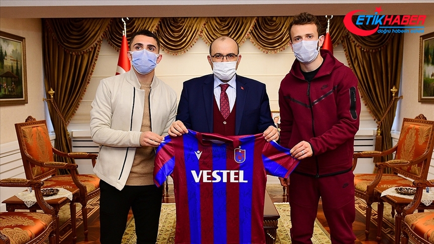 Trabzonsporlu futbolcular Trabzon Valisi Ustaoğlu'nu ziyaret etti