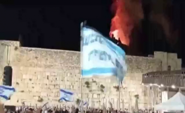 Fanatik Yahudilerden Mescid-i Aksa’daki yangın sırasında tepki çeken dans