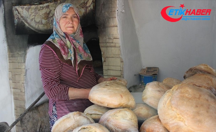 Ailesi için taş fırında pişirdiği köy ekmekleri gelir kaynağı oldu
