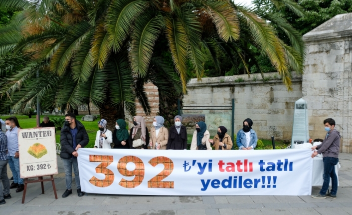 AK Parti İstanbul Gençlik Kolları, İBB'yi baklava dağıtarak protesto etti