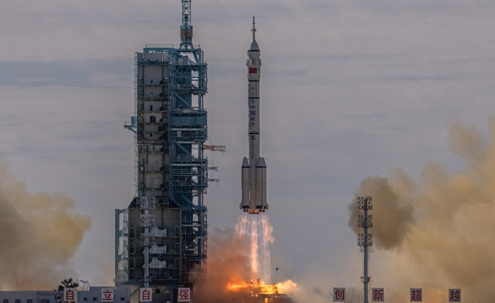 Çin, yeni uzay istasyonunda görev alacak ilk mürettebatı taşıyan Shenzhou-12’yi başarıyla fırlattı