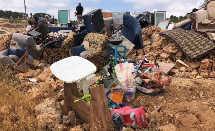 İsrail güçleri evlerini yıktı, 30 kişilik aile evsiz kaldı