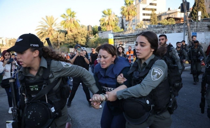 İsrail güçlerinden Al-Jazeera muhabirine darp ve gözaltı
