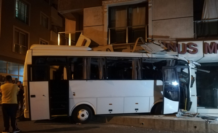 İzmir’de işçi servisi mobilya mağazasına daldı: 12 yaralı