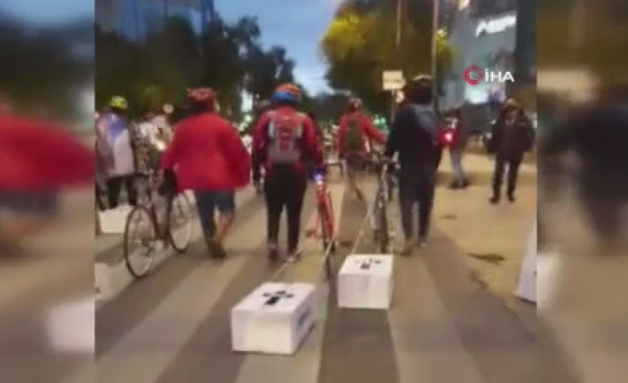 Meksika’da bisikletçilerden karton tabutlu protesto