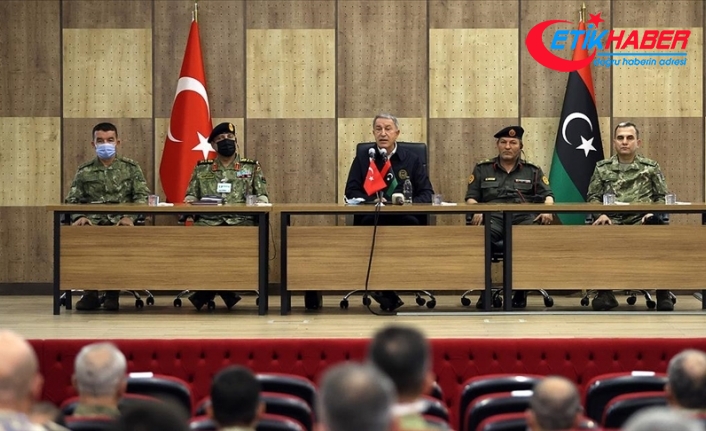 Milli Savunma Bakanı Akar, Libya'da askeri yetkililerle bir araya geldi