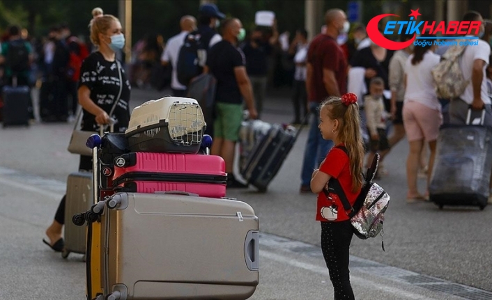 İngiltere'nin 'otel karantinası' kararından sonra ilk İngiliz turist kafilesi Antalya'ya geldi