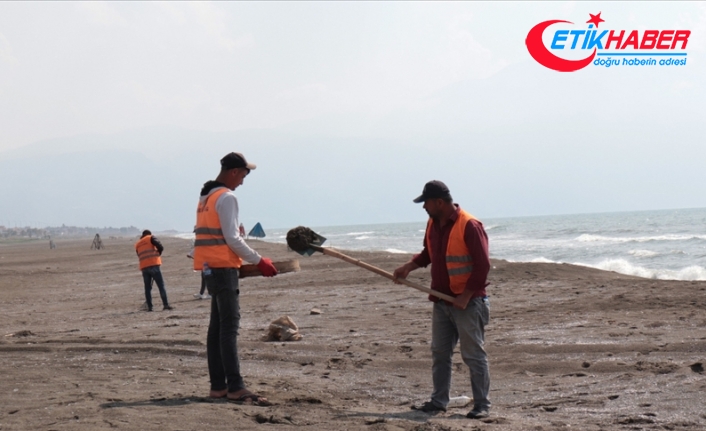 Mersin ve Hatay sahillerinde Suriye kaynaklı petrol sızıntısının temizlik çalışmaları sürüyor