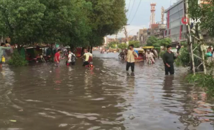 Pakistan’da sel: Sokaklar sular altında kaldı