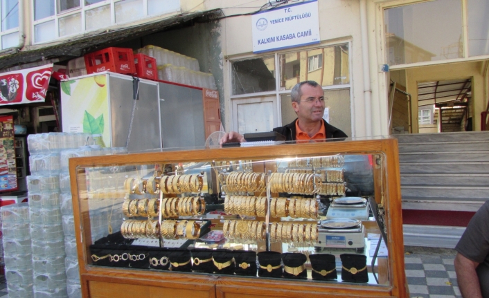 Simit satar gibi altın bilezik satıyor...40 yıllık seyyar kuyumcu görenleri şaşırtıyor