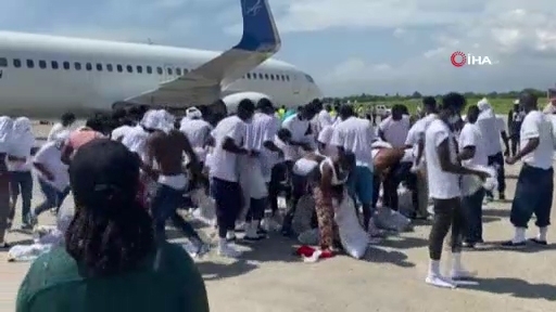 Sınır dışı edilen Haitililer, Texas uçağına yeniden binmeye çalıştı