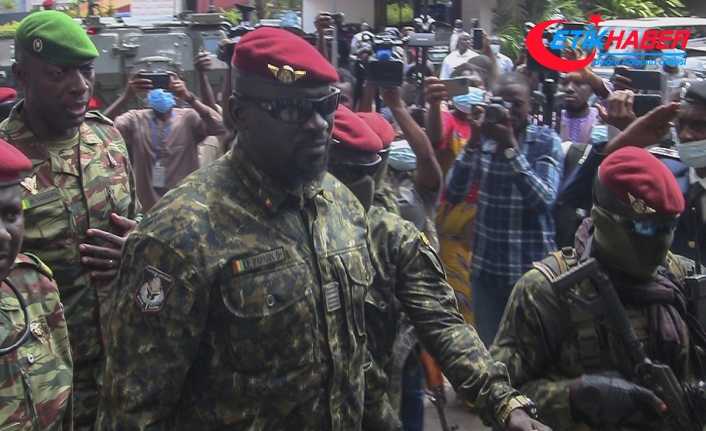 Gine'de darbeci Albay Doumbouya geçici Cumhurbaşkanı olarak yemin etti
