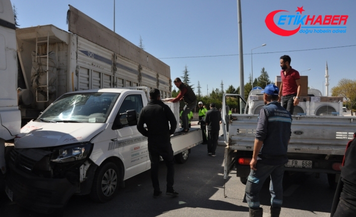 Karaman'da kamyonet ile tır çarpıştı: 3 yaralı